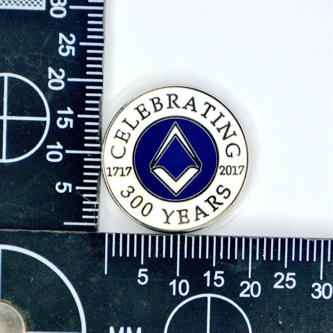 Master Mason Blue Lodge Lapel Pin - White & Blue Square And Compass 300th Anniversary Round Badge - Bricks Masons