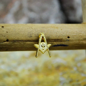 Master Mason Blue Lodge Lapel Pin - Gold Plated With Butterfly Buckle - Bricks Masons
