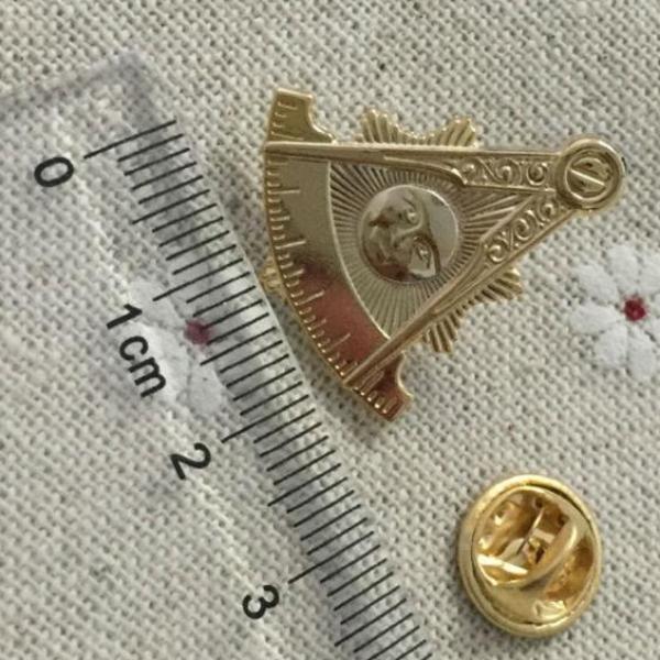 Past Master Golden Masonic Lapel Pin - Bricks Masons